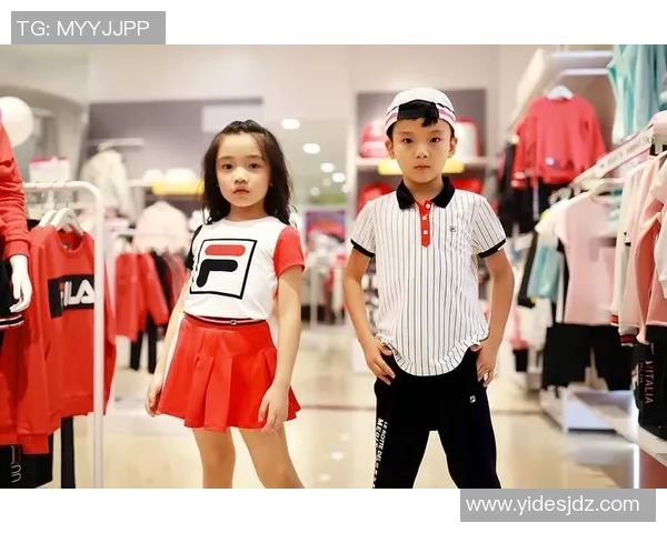 足球明星与萌娃亲密互动展现温馨瞬间引发全场欢笑与感动 足球明星与萌娃亲密互动展现温馨瞬间引发全场欢笑与感动