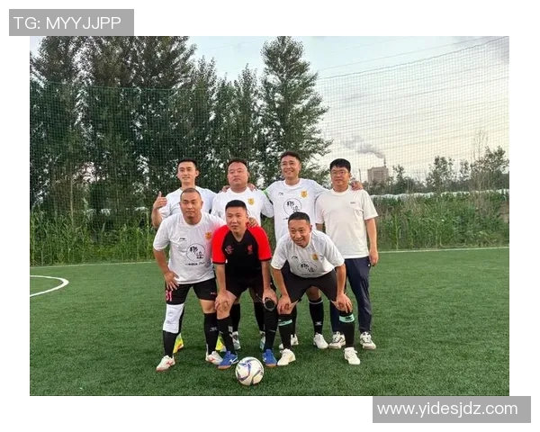 足球明星与路人互动瞬间捕捉精彩镜头展现生活中的温馨与幽默 足球明星与路人互动瞬间捕捉精彩镜头展现生活中的温馨与幽默